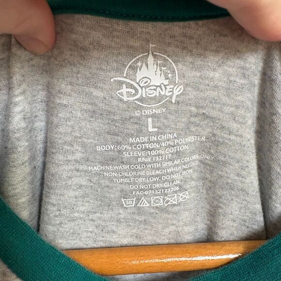 Disney Very Merry Christmas Party Annual Passholder 2023 T-shirt Adult L Great P - Picture 4 of 6